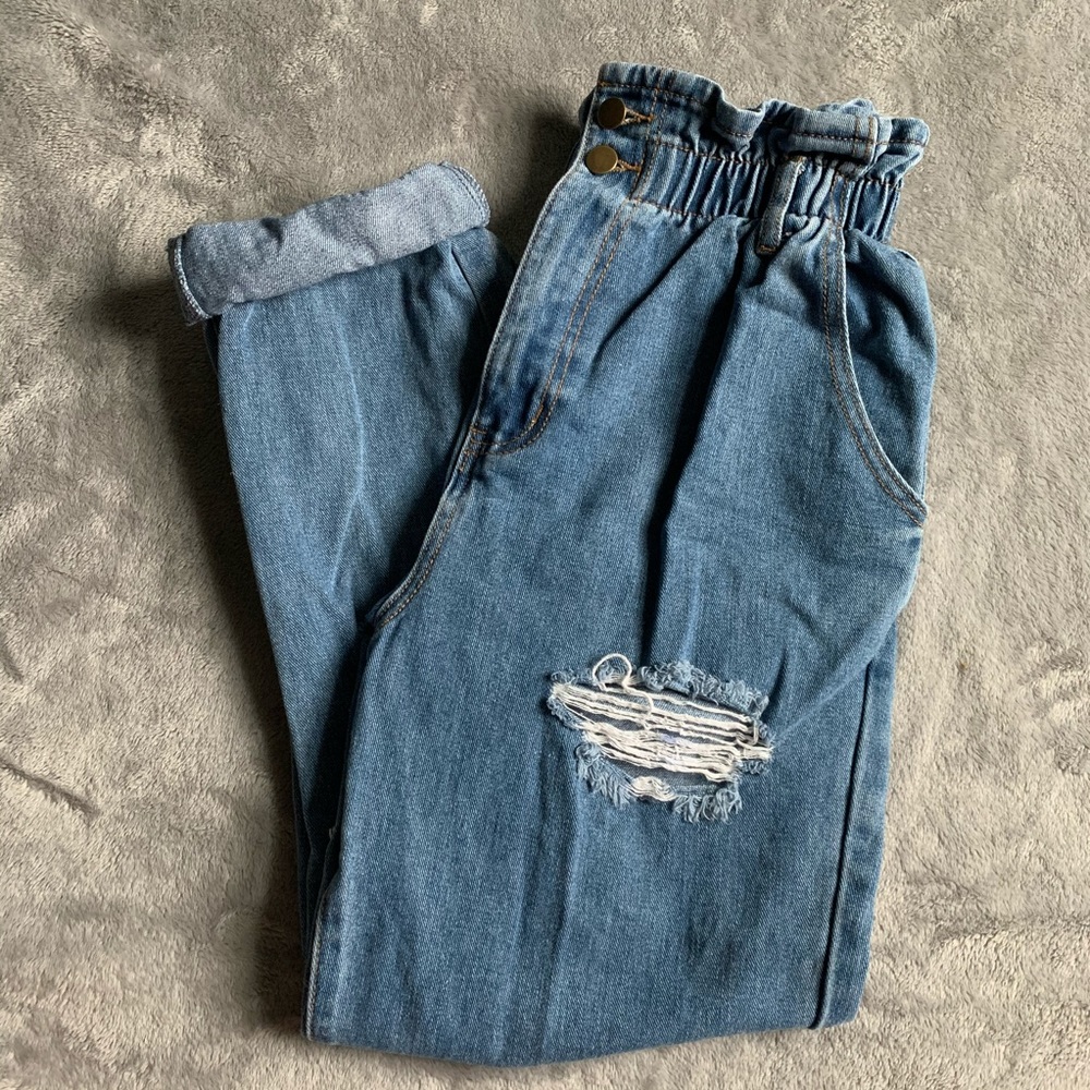 Distressed High-Waisted Jeans - Picture 2 of 4